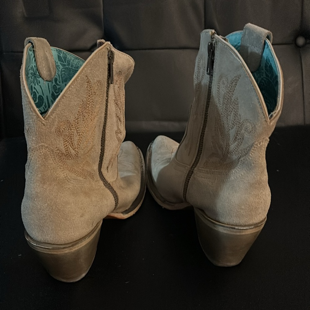 Cute Corral Cowgirl Booties Size 8. - Picture 5 of 8